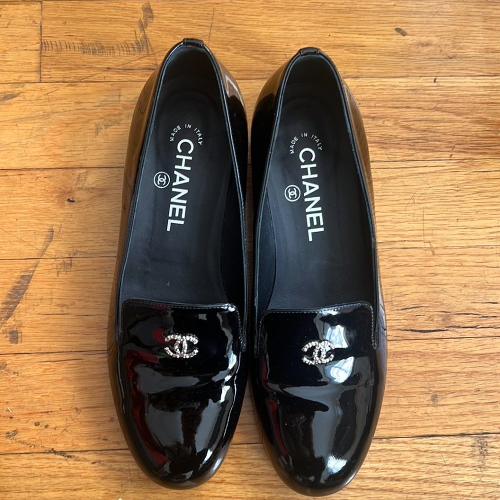 Chanel Black Patent Leather CC Faux Pearl Loafers size 37